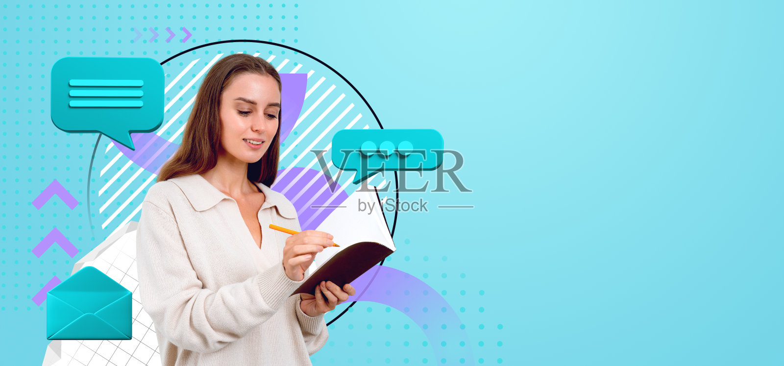 微笑的女人在笔记本、信息和电子邮件图标上做笔记。本空间照片摄影图片