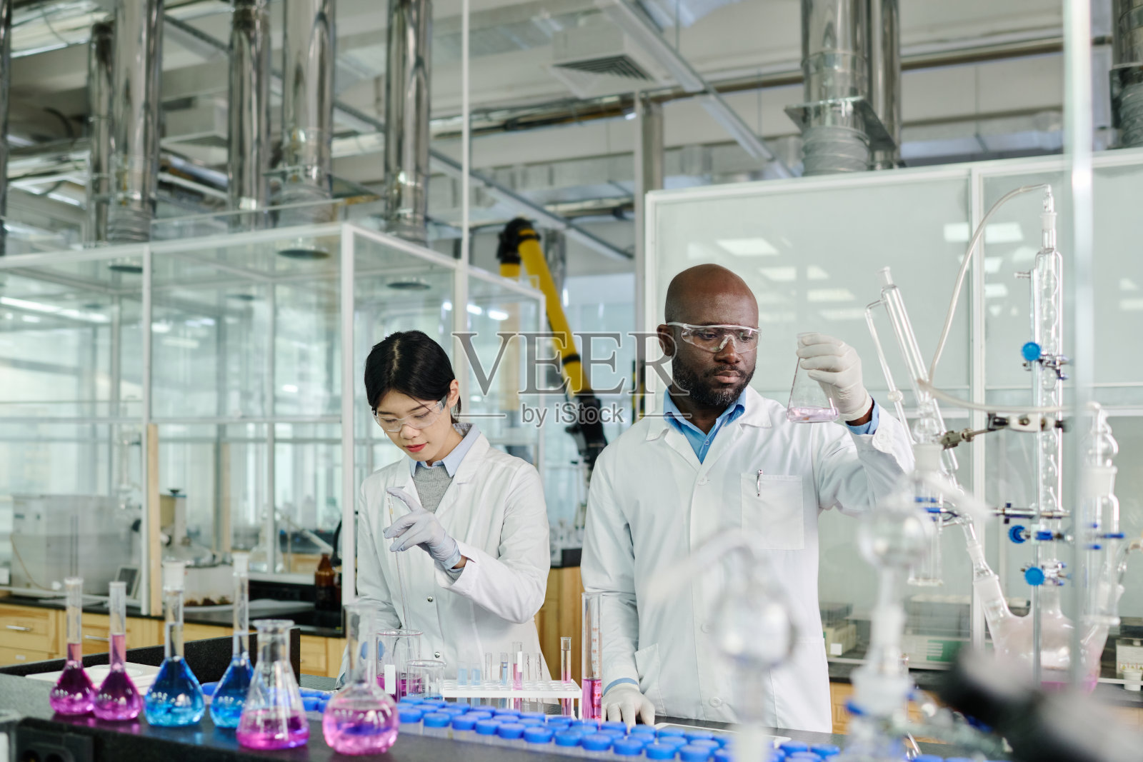 两名临床医生在实验室工作照片摄影图片