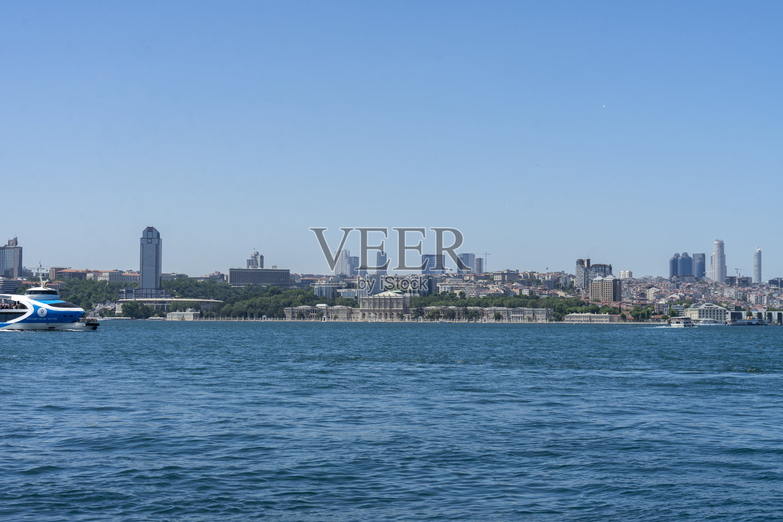 伊斯坦布尔位于马尔马拉海和黑海的交汇处。照片摄影图片