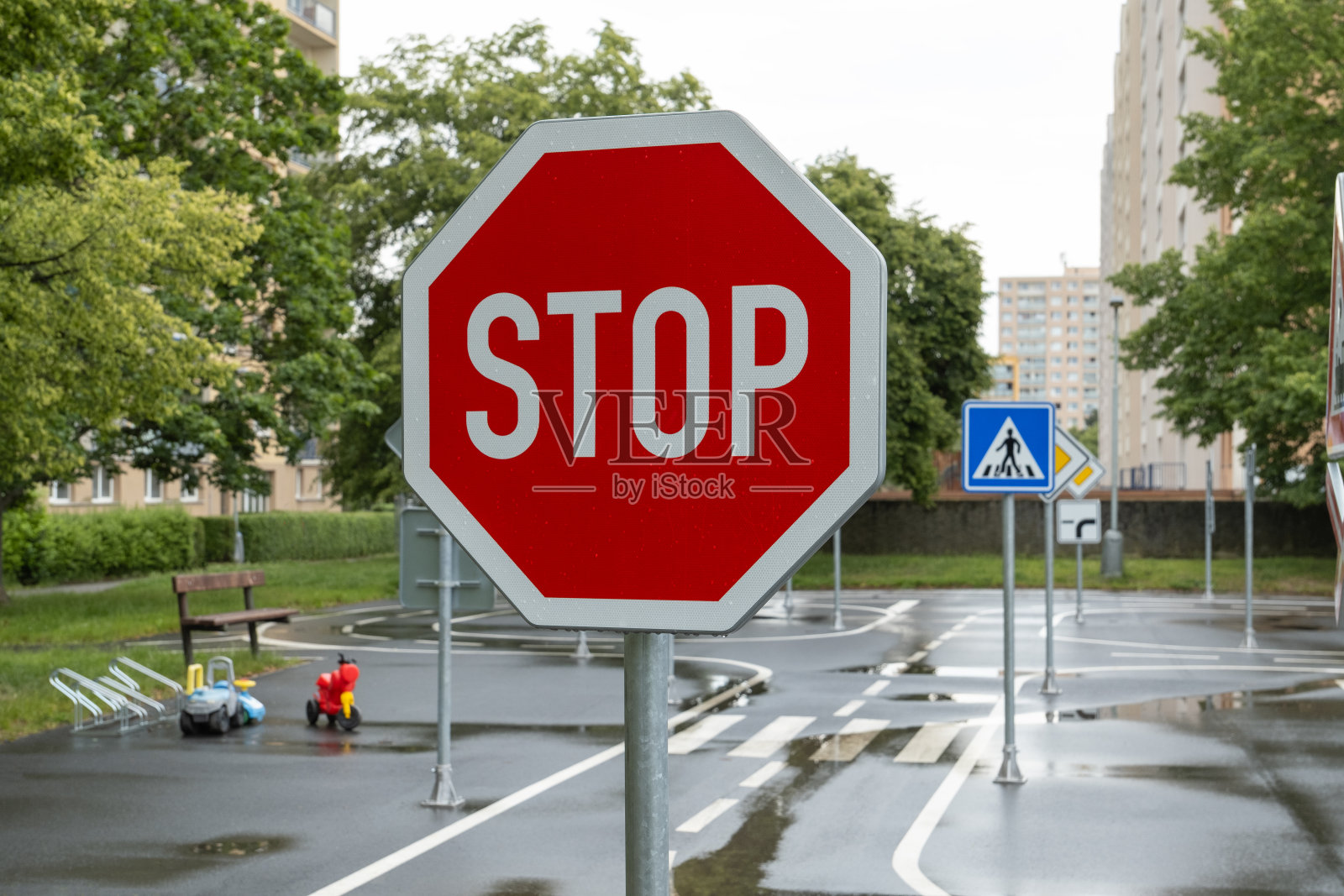 儿童游乐场停车路标设计为带标志的迷你道路,在玩耍中教授交通、交通规则和安全。位于欧洲。照片摄影图片