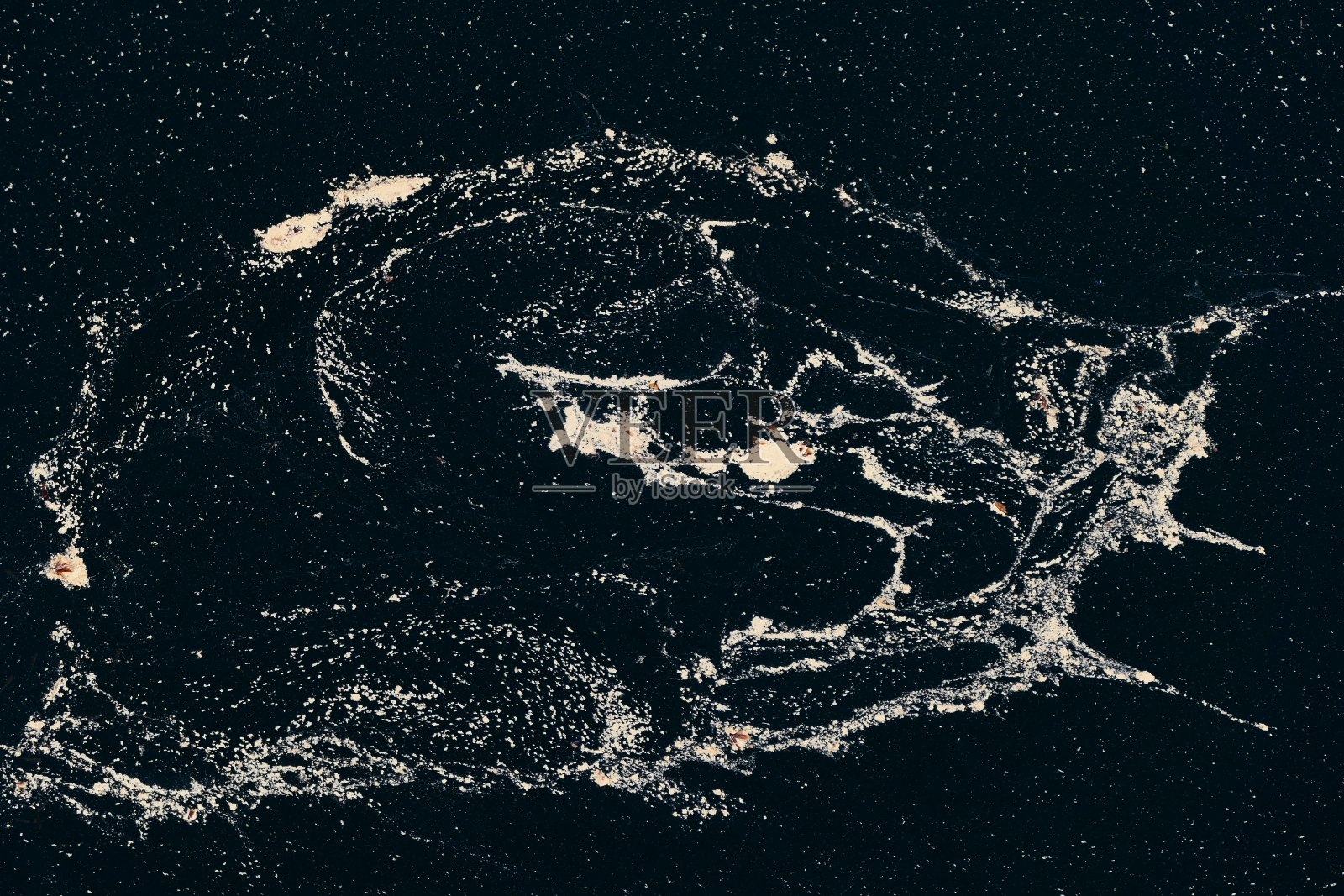 人造湖上的痕迹,Estany de Cavallers: Vall de Boi,加泰罗尼亚照片摄影图片