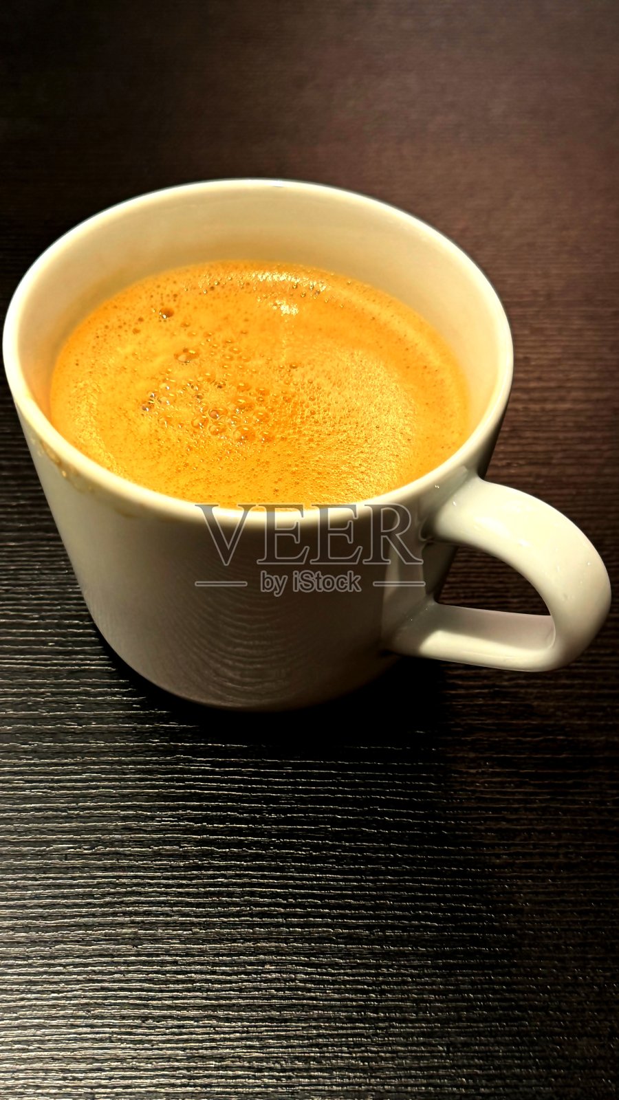 桌上的一杯热咖啡。照片摄影图片