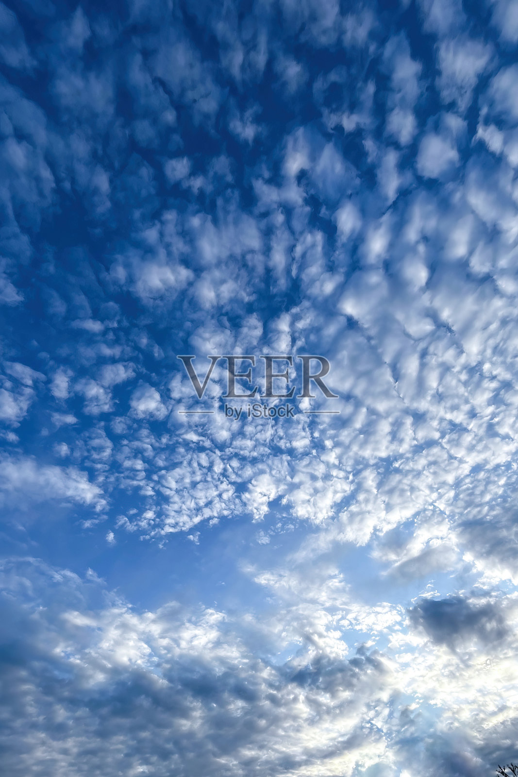 天空背景与云。蓝天白云配上柔和的阳光,自然美景一览无余照片摄影图片