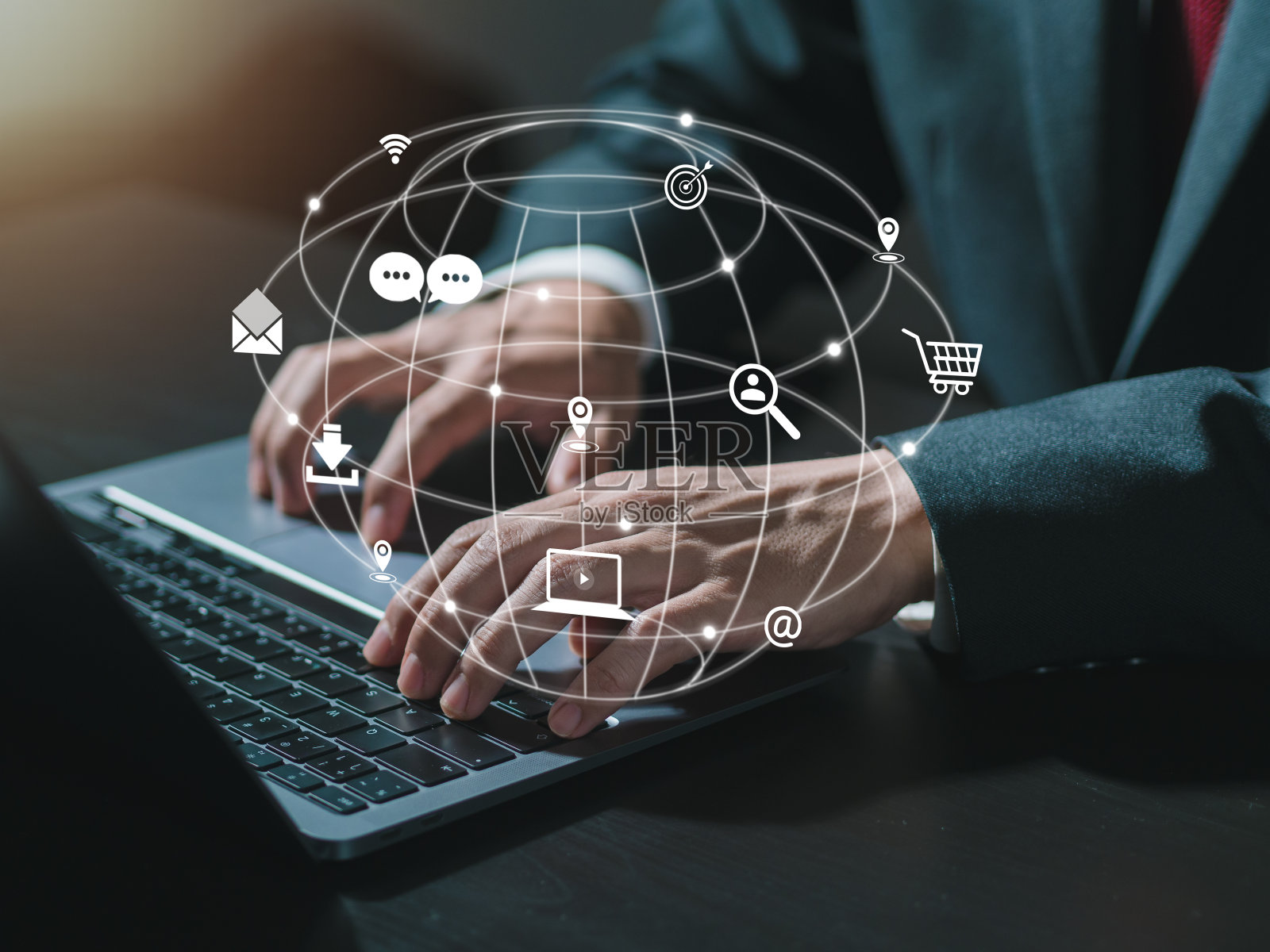 商人按下笔记本电脑键盘,使用搜索引擎(SEO)寻找客户或推广和广告在线内容的营销技术和业务解决方案。照片摄影图片