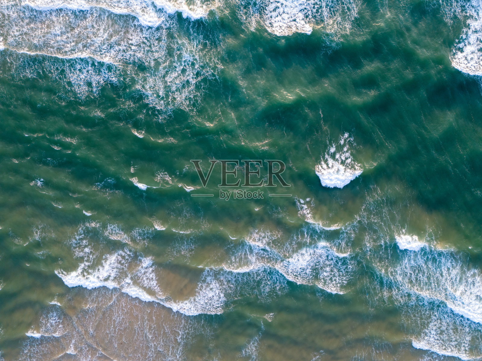 海滩上的海浪作为背景。空中俯瞰的海滩和大海与蓝色的海浪。越南海滩照片摄影图片