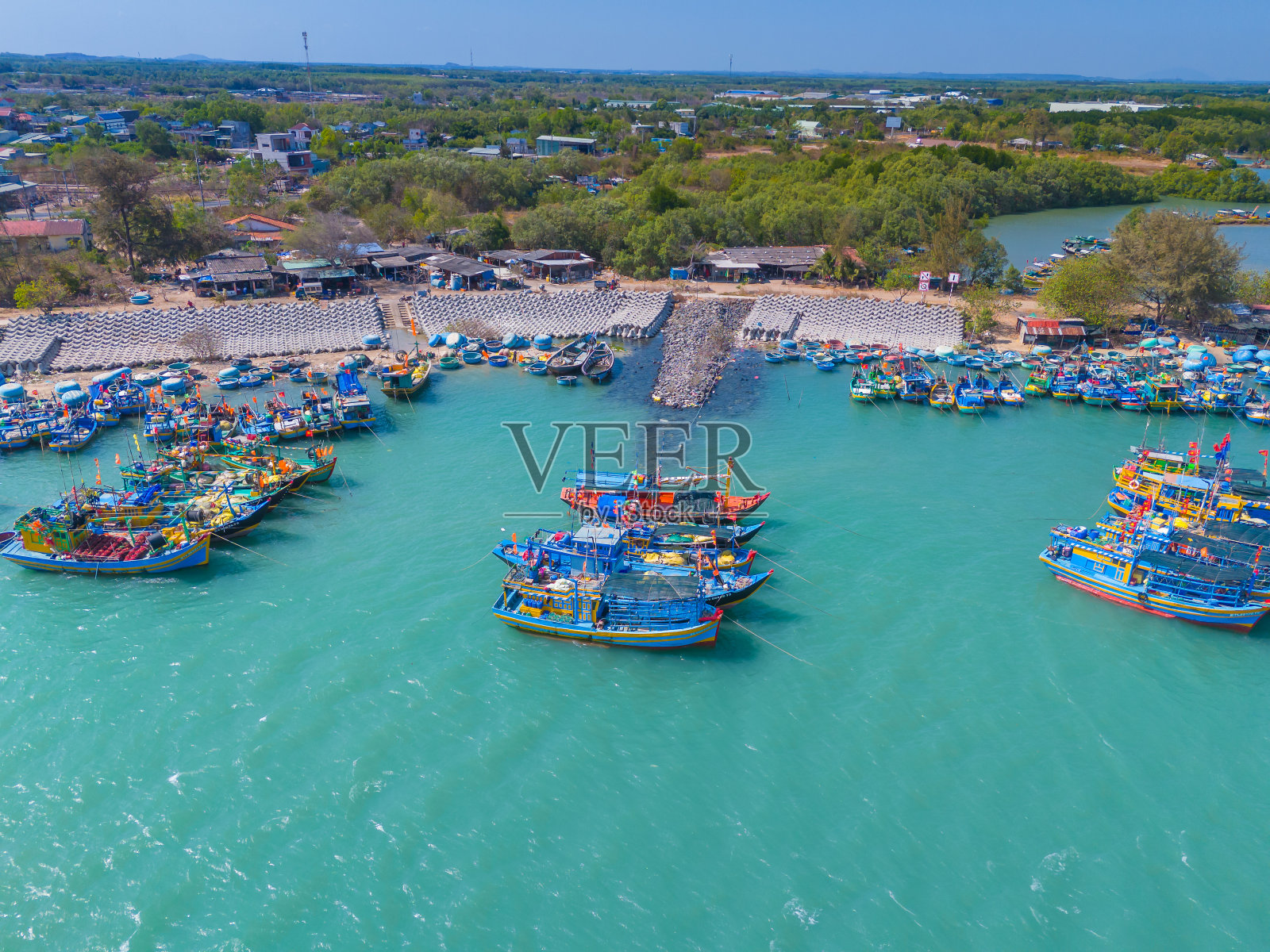 昂头市安乐渔村鸟瞰图。一个渔港,有海啸防护混凝土块。城市景观和海上的传统船只。照片摄影图片