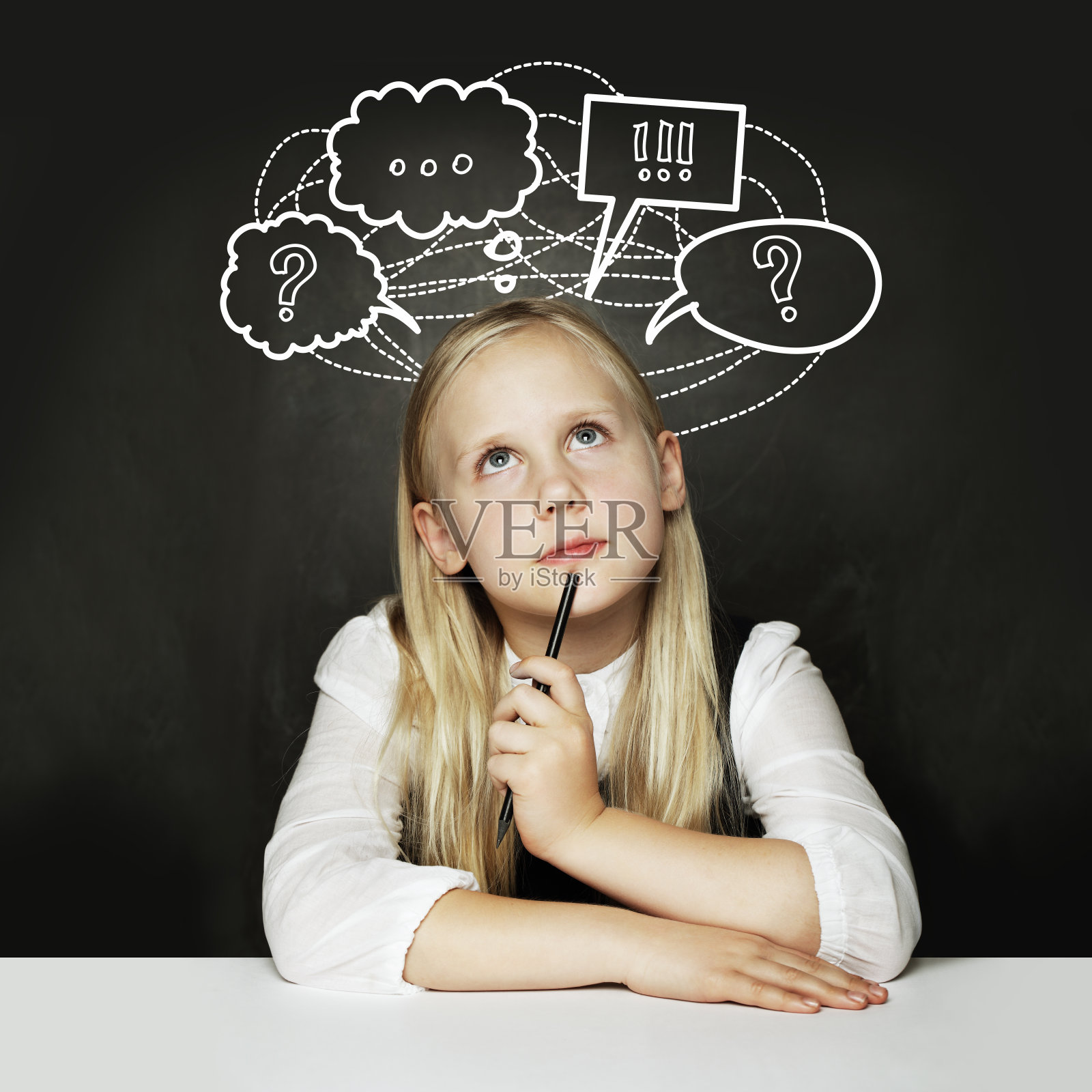 思考着女学生对着学校黑板背景的画像照片摄影图片