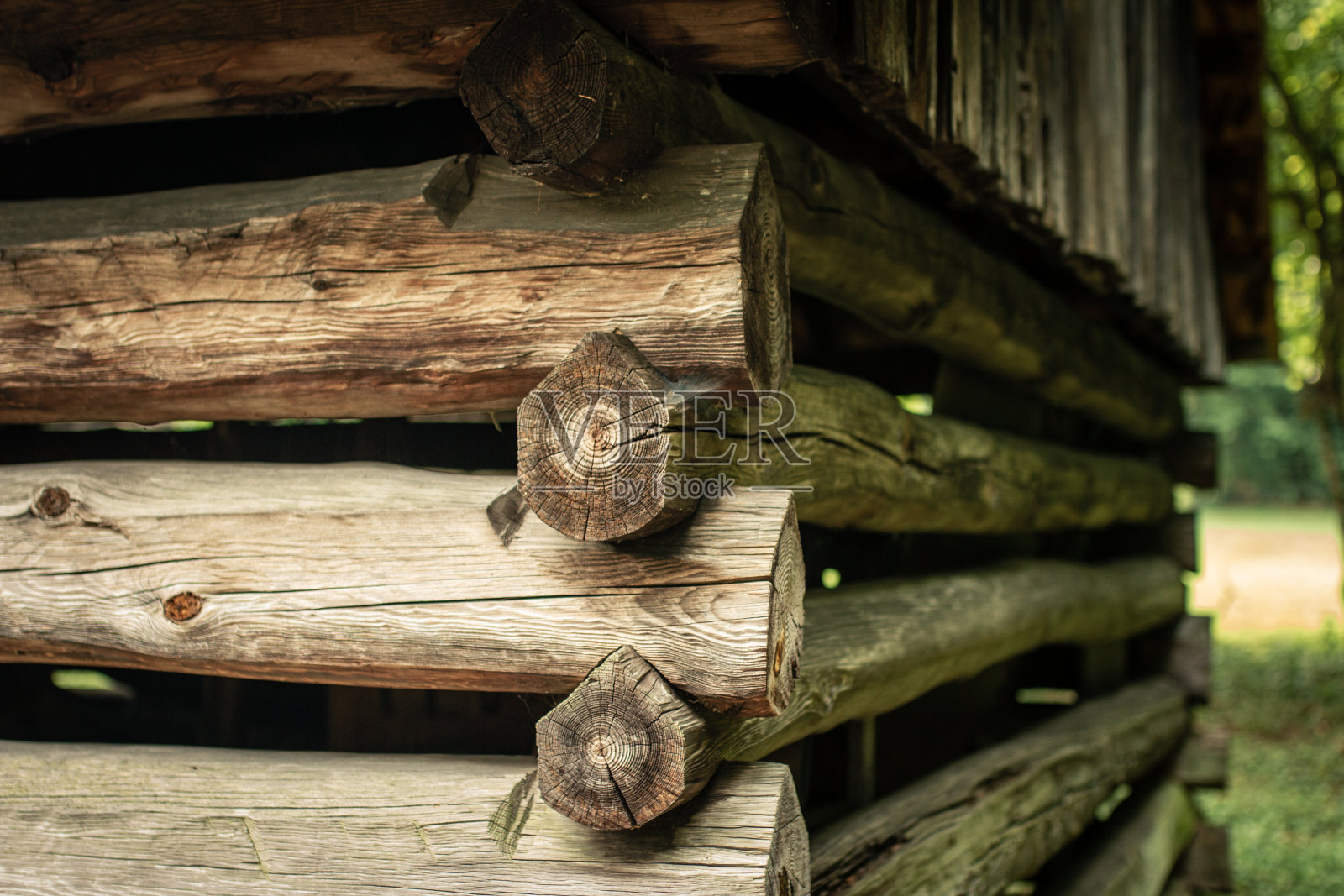 旧木结构建筑角墙上的侧视图照片摄影图片