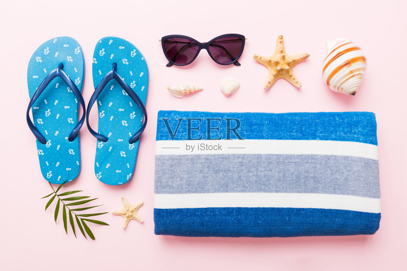 夏季日光浴海滩背景,太阳镜,人字拖和毛巾,顶部视图与文字复制空间照片摄影图片