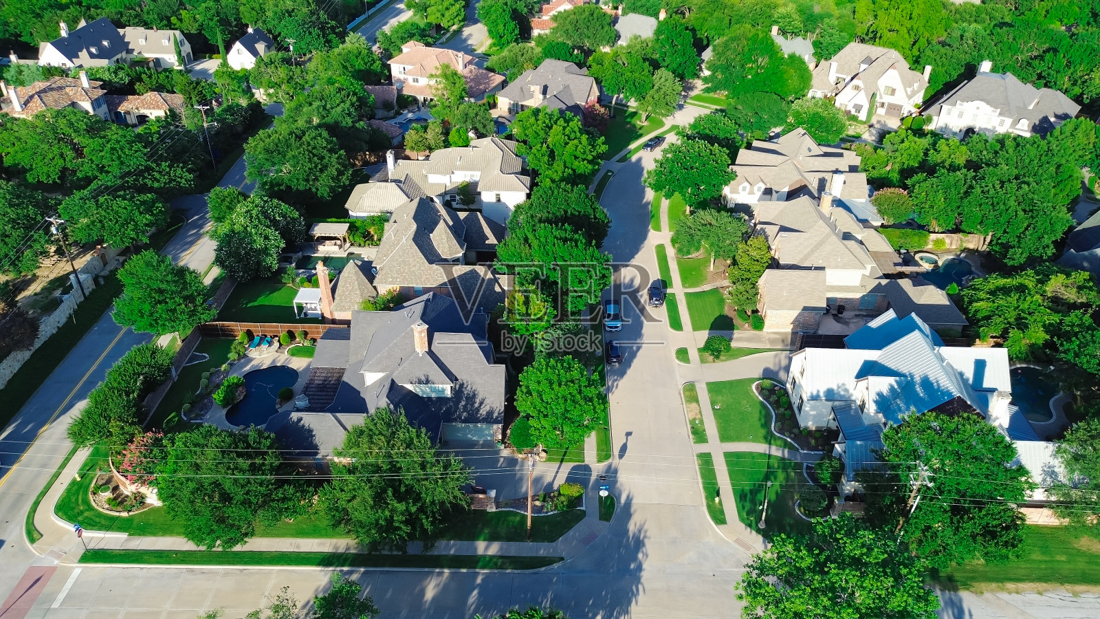 郊区街道上的高档住宅小区排两层楼的房子,金属屋顶,混凝土屋顶瓦,郁郁葱葱的绿色森林地区郊区达拉斯沃斯堡大都会,鸟瞰图照片摄影图片