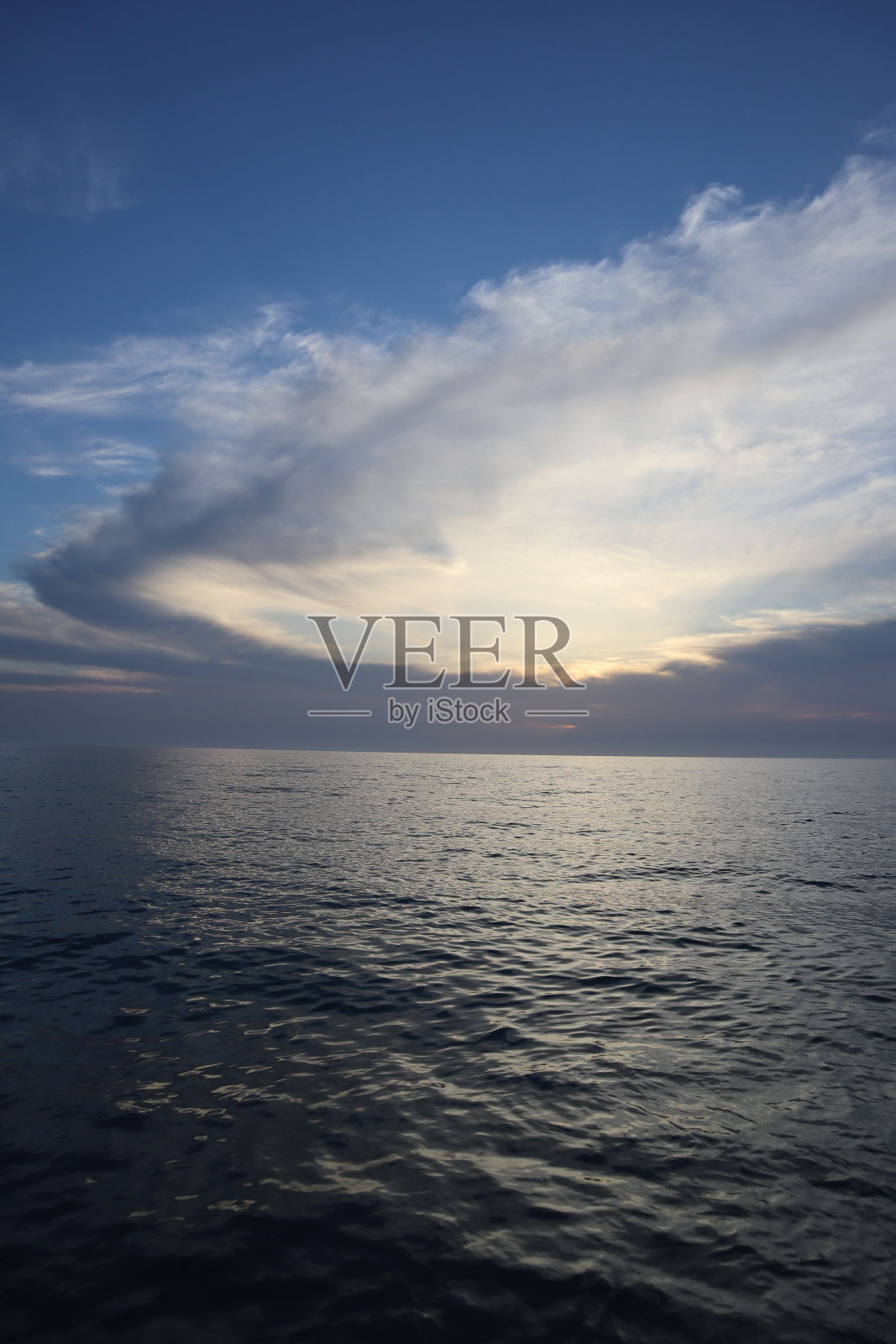 夏日日落时海上的云,风景如画照片摄影图片