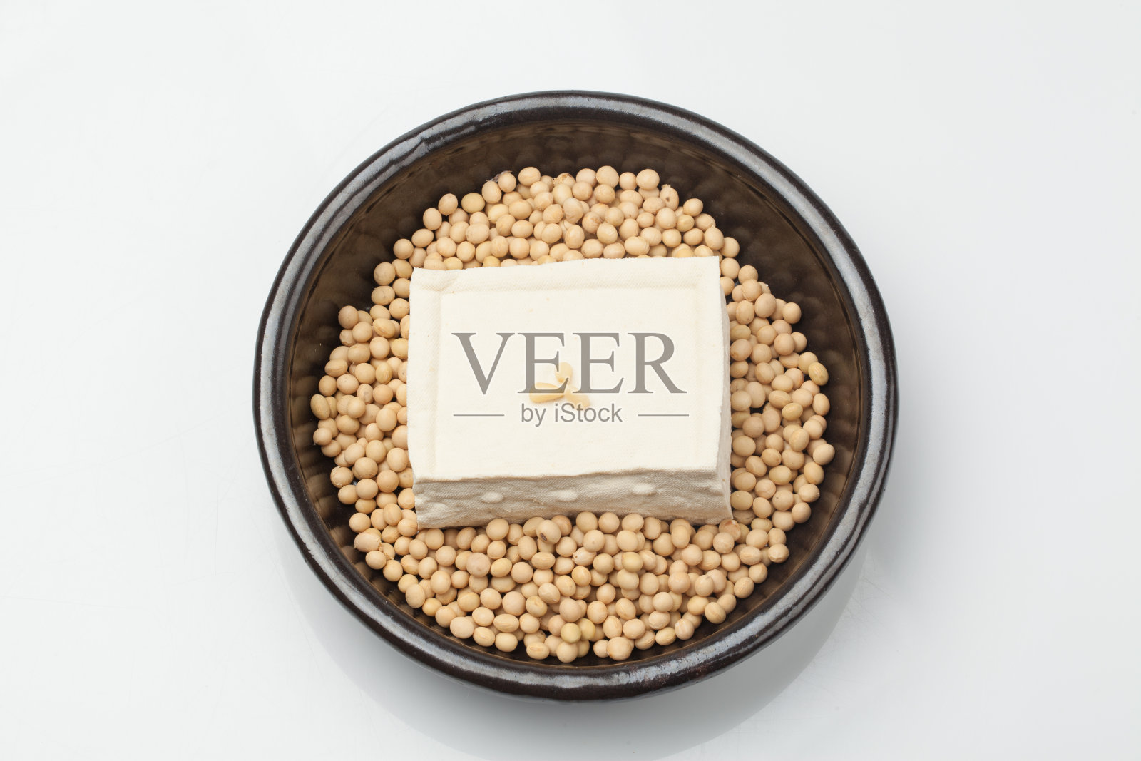 豆腐是由大豆制成的食物之一。照片摄影图片