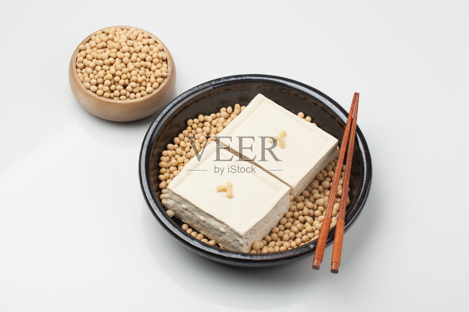 豆腐是由大豆制成的食物之一。照片摄影图片