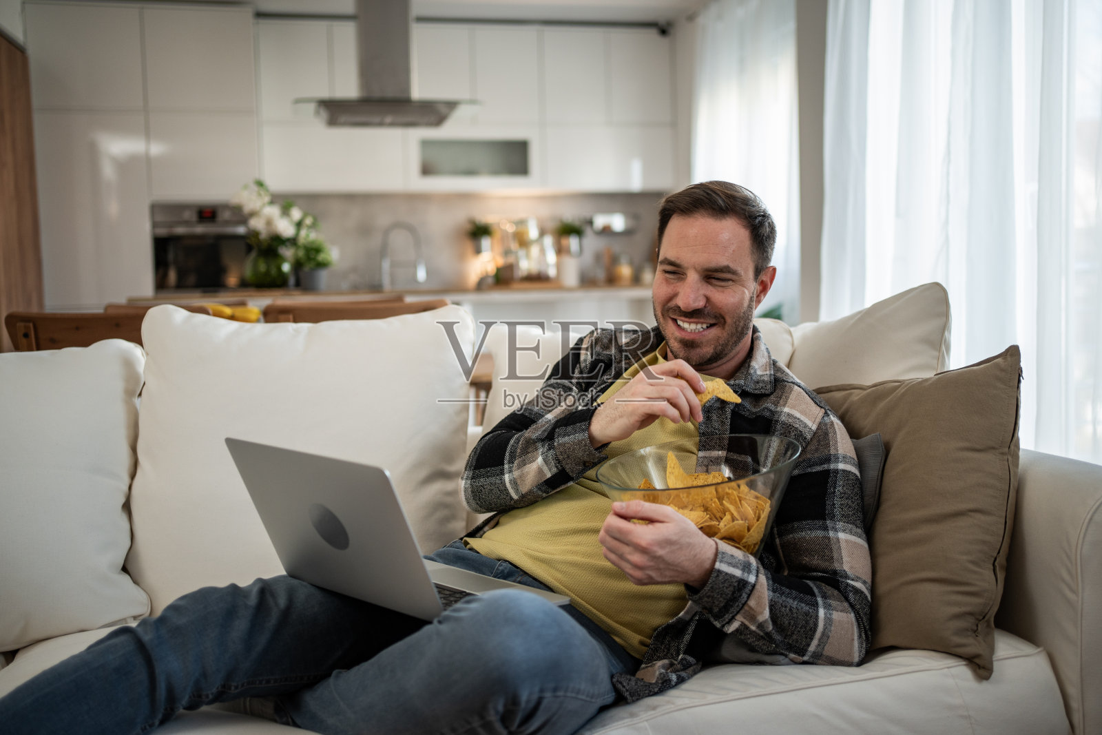 有了新的在线电影购物平台,每一部电影都触手可及照片摄影图片