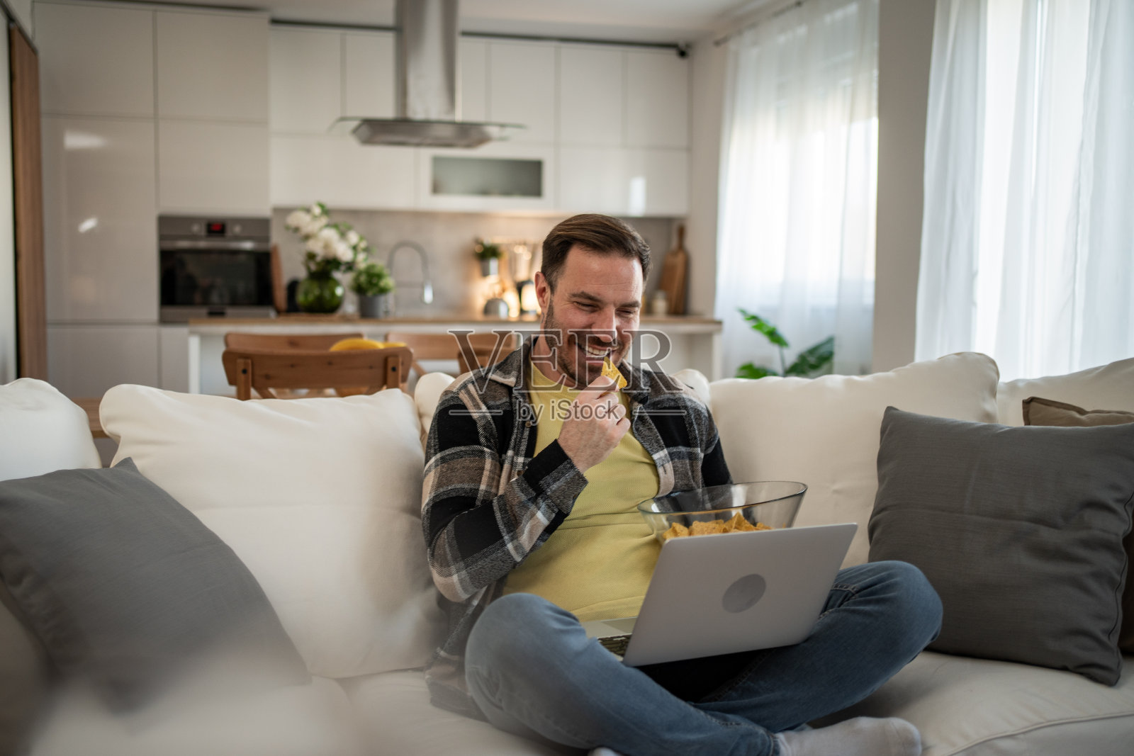 有了新的在线电影购物平台,每一部电影都触手可及照片摄影图片