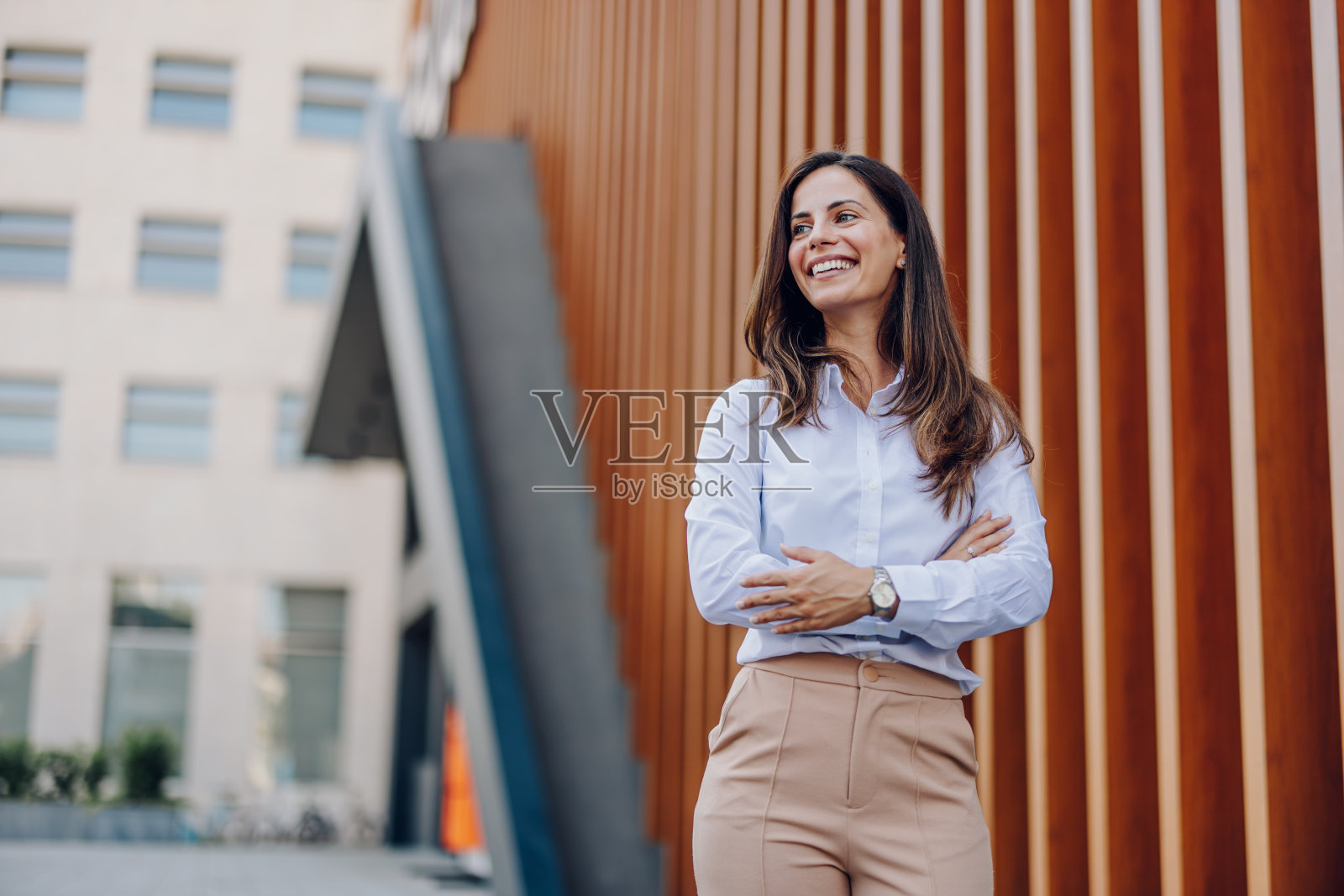 一个自信的年轻女商人站在办公楼前照片摄影图片