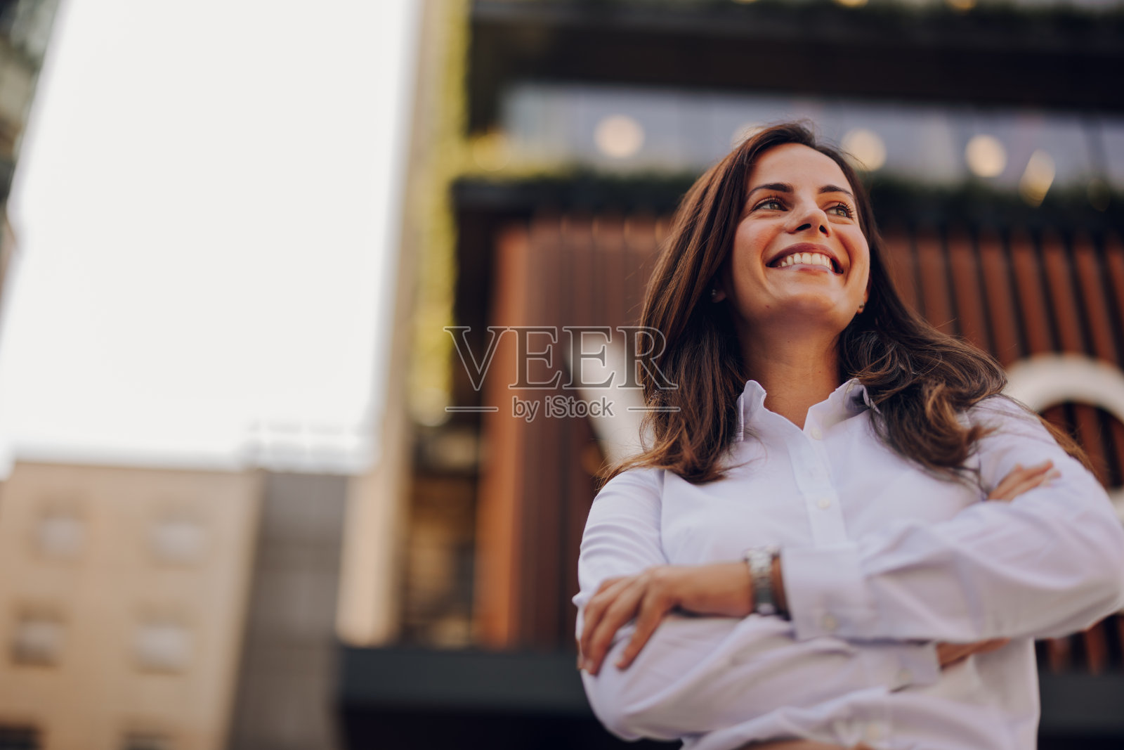一个自信的年轻女商人站在办公楼前照片摄影图片