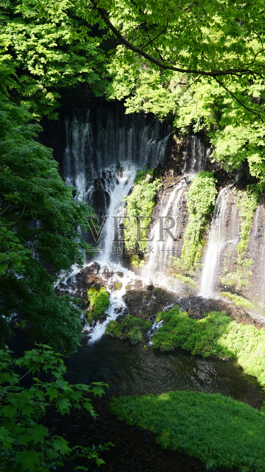 富士山附近的瀑布照片摄影图片