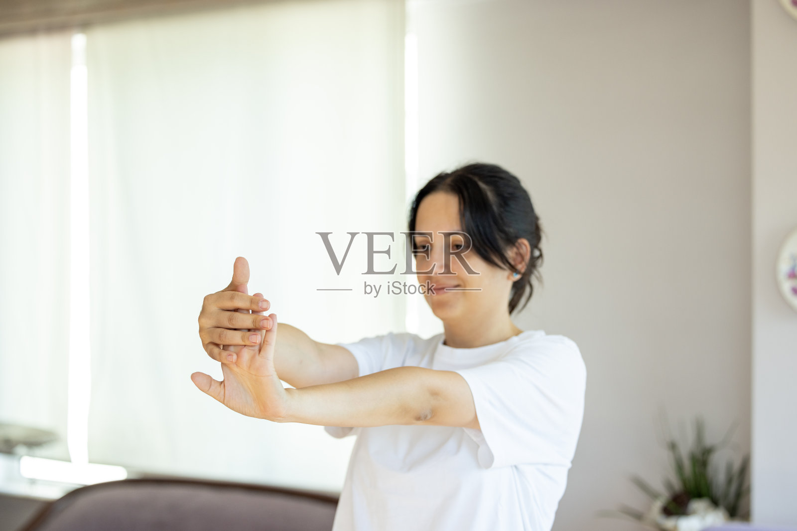 女人伸展她的手臂和手照片摄影图片