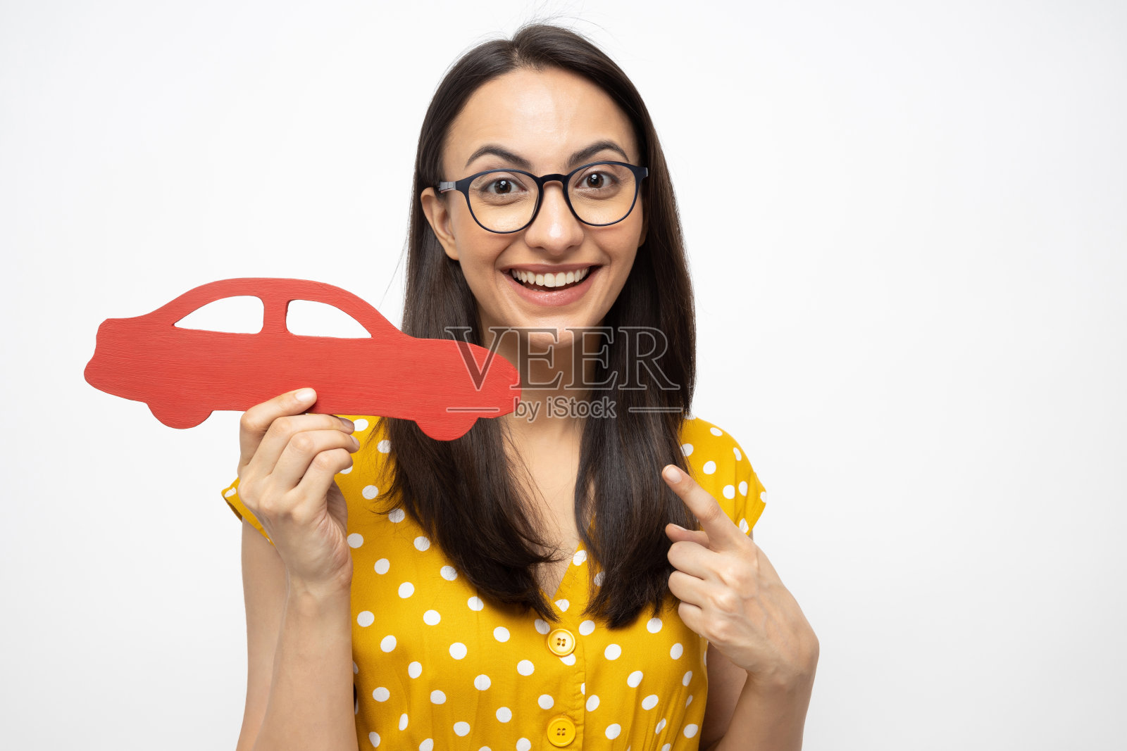 漂亮的女士穿着白色的圆点裙孤立在白色背景股票照片照片摄影图片