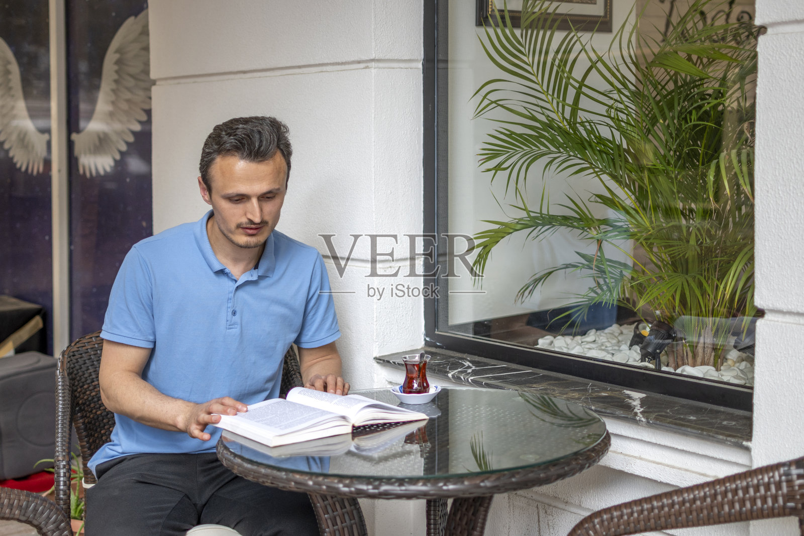 年轻人读书照片摄影图片