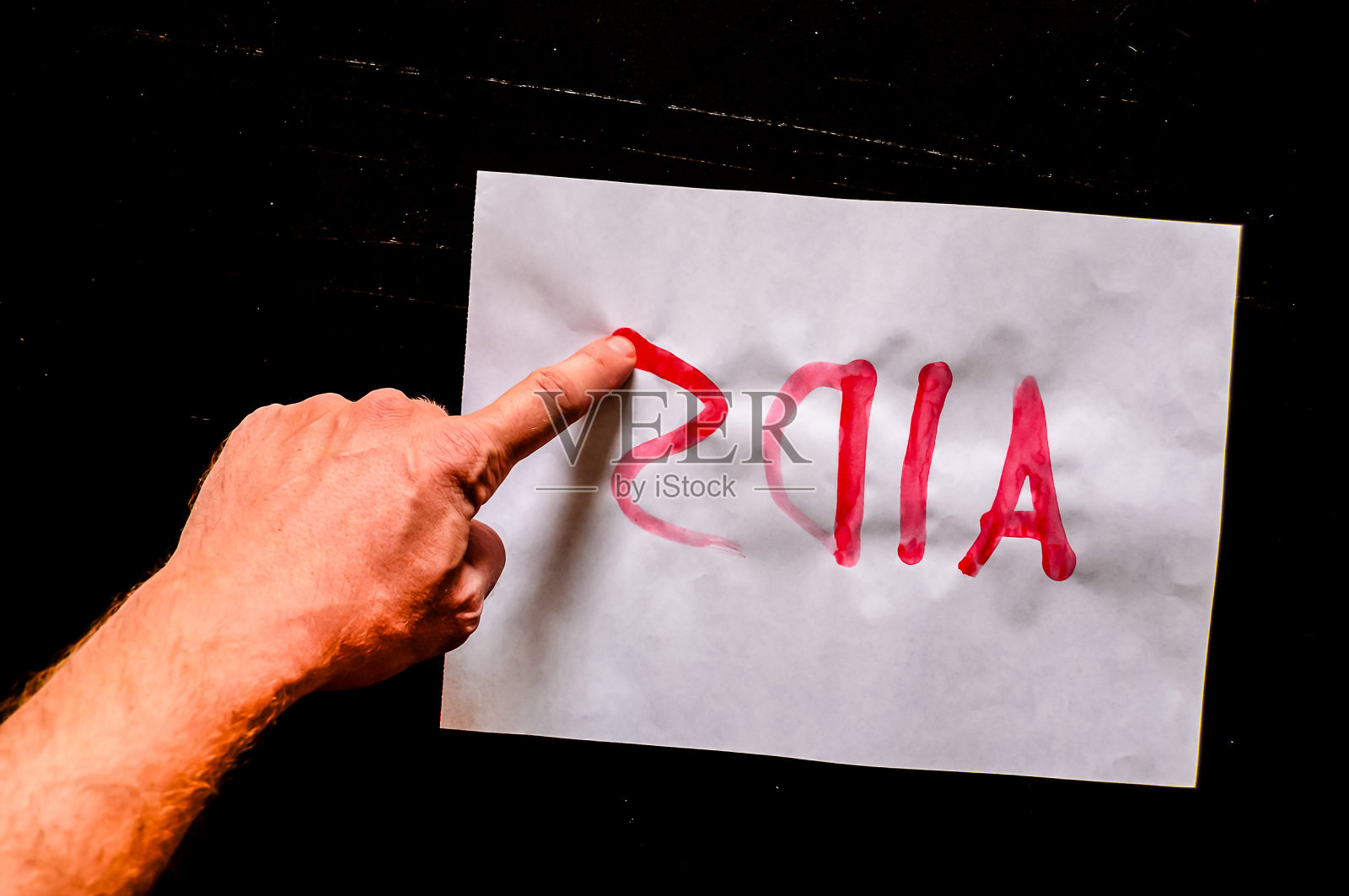 一只手指着一张写着“艾滋病”的纸照片摄影图片