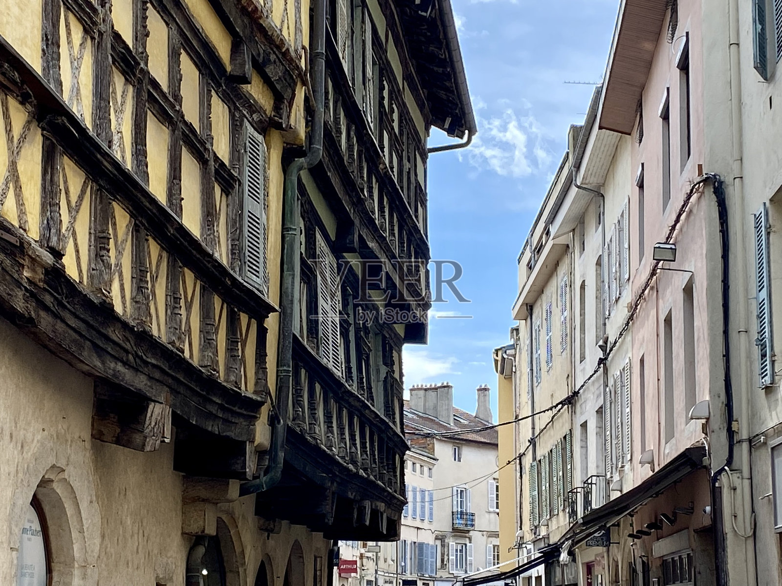 法国-布尔昂布雷斯-老城区的老建筑(半木结构房屋)照片摄影图片