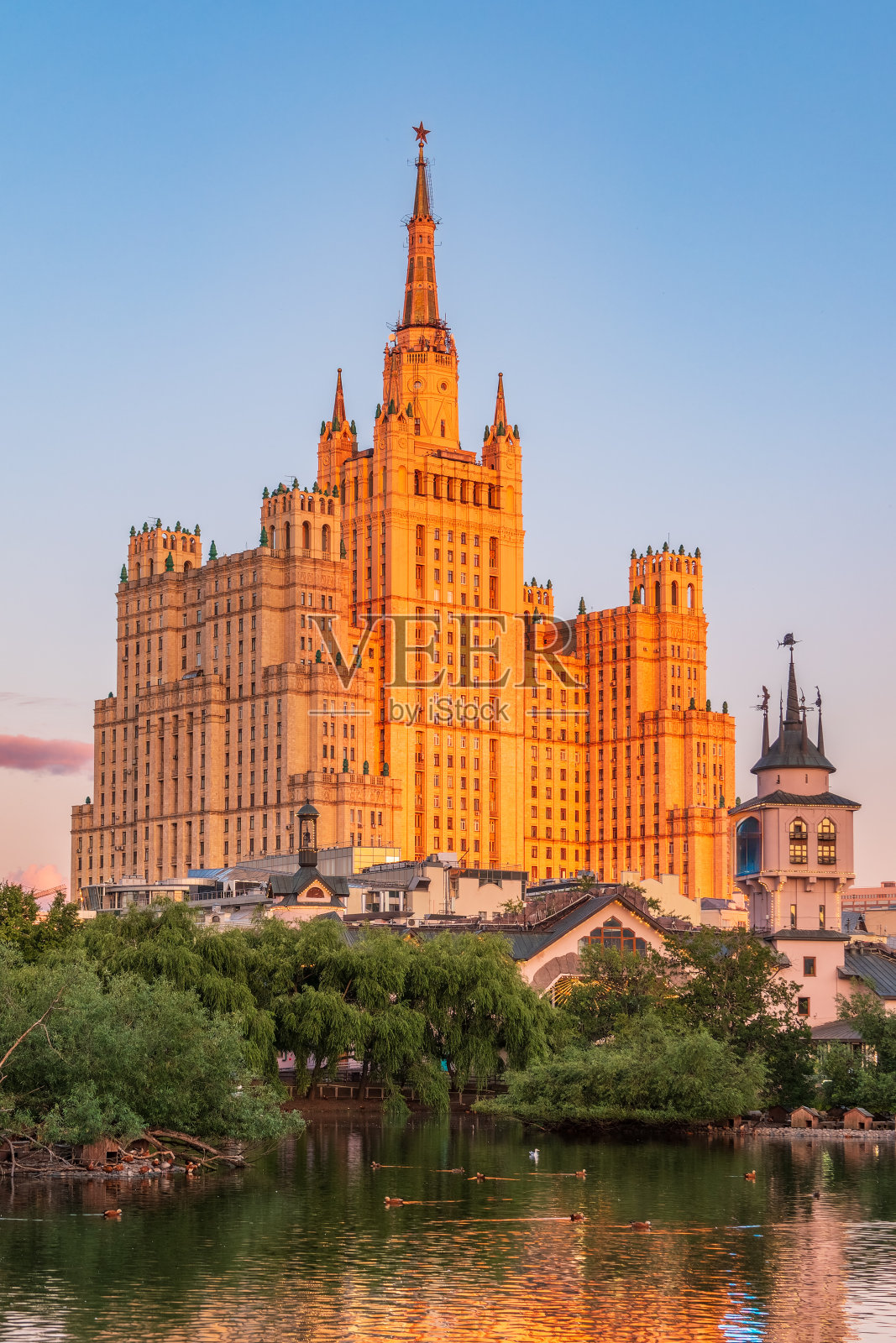 库德林斯卡娅广场上斯大林式高层住宅的景观。它是建于1947年至1954年的七座斯大林式摩天大楼之一。照片摄影图片