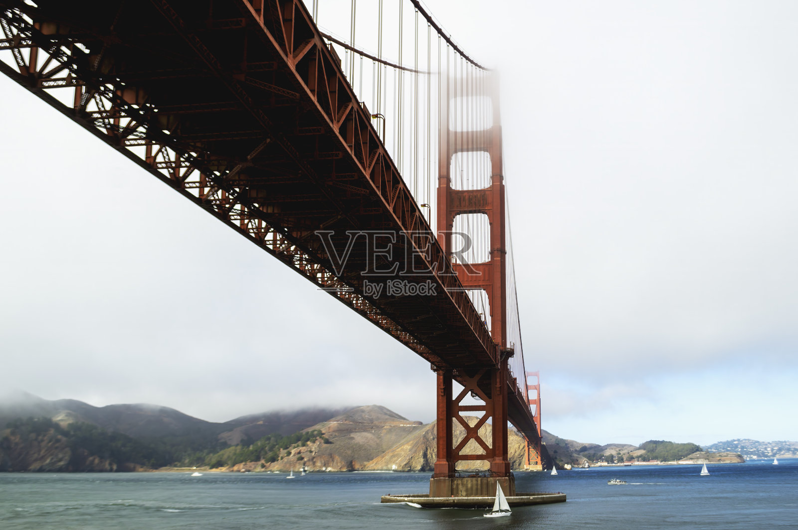 大雾中的金门大桥照片摄影图片