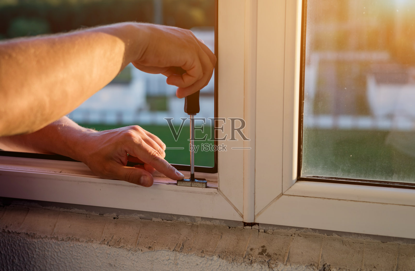 杂工调整白色PVC塑料窗照片摄影图片