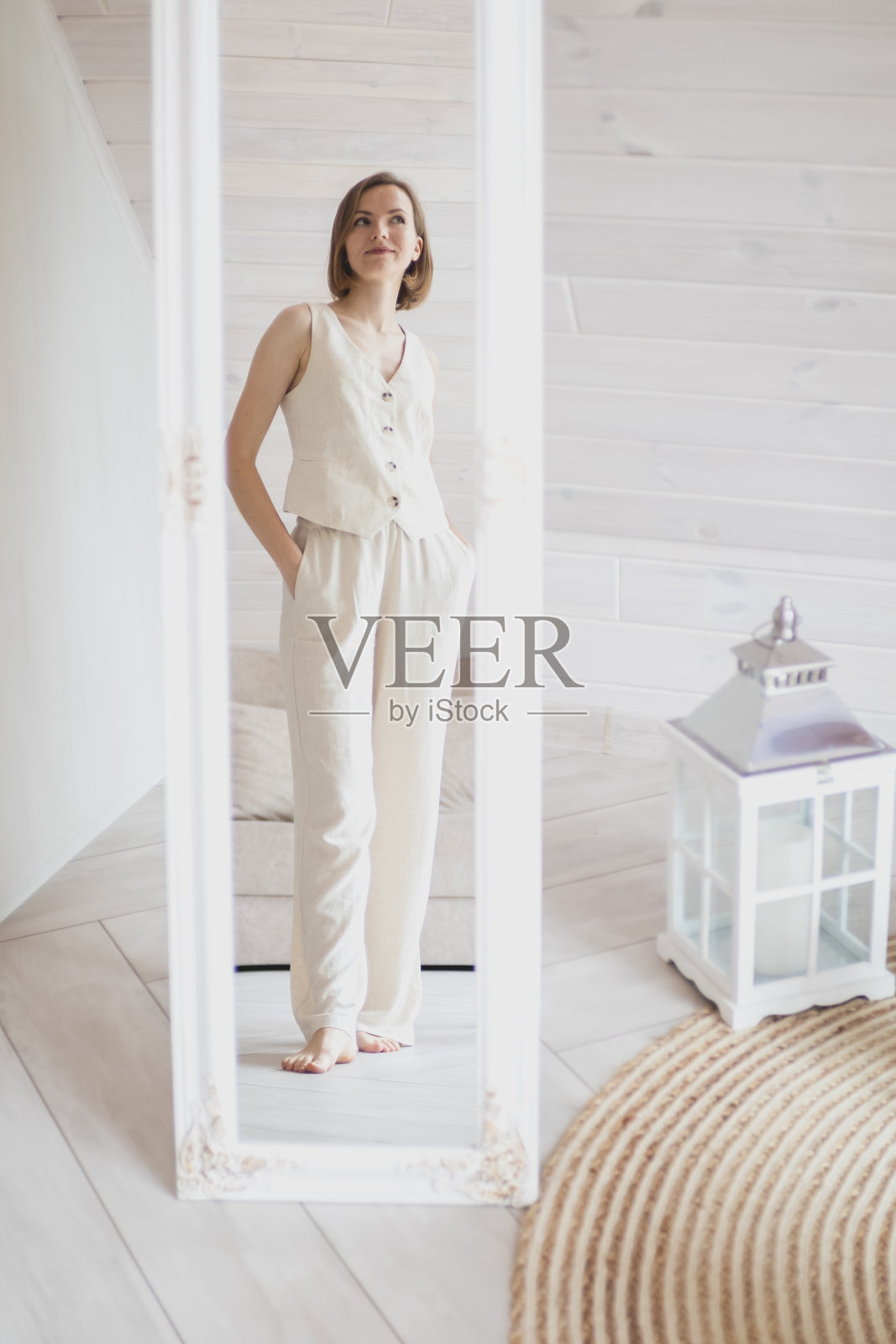 漂亮成功的女商人住在现代化装修的家里。商务教练,在线课程,营销销售培训师。博主或影响者概念。照片摄影图片