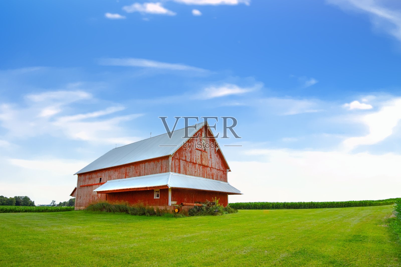 印第安纳州蒂普顿县,背景是玉米地的老红谷仓照片摄影图片