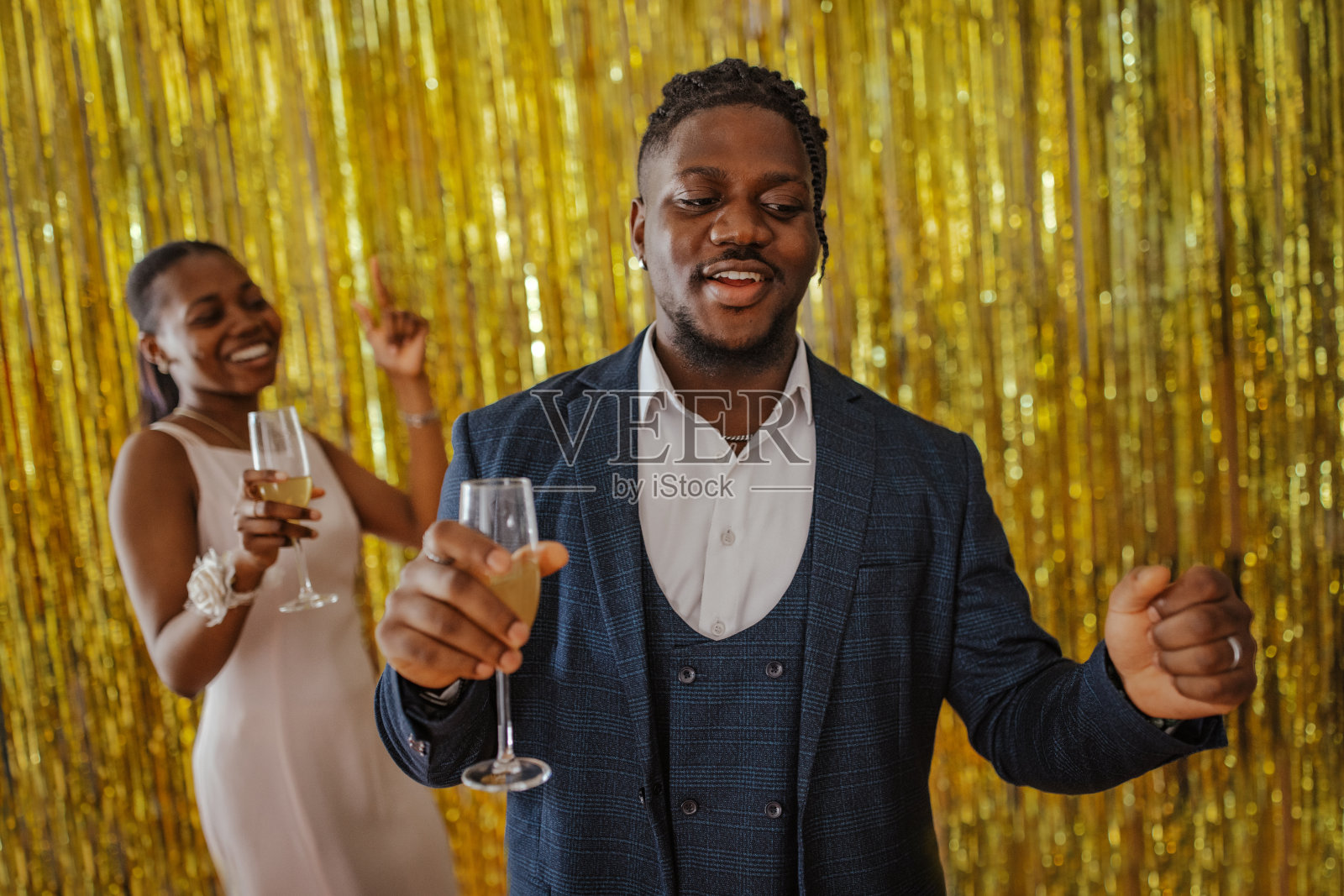 两个高中生,在舞会的灯光下一起跳舞,玩得很开心照片摄影图片