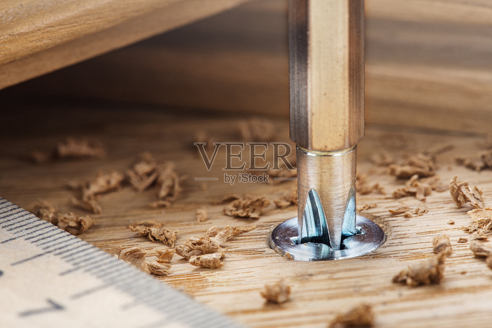 在橡木木板上用螺丝刀拧螺丝照片摄影图片