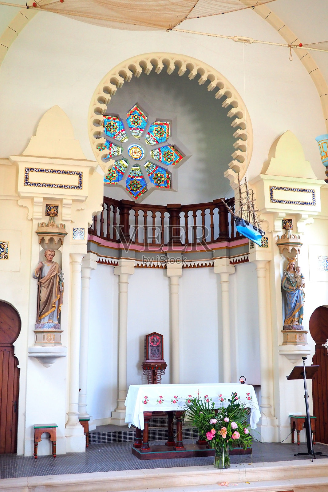 圣玛丽教堂唱诗班,被称为“阿尔及利亚教堂”。这是一座位于法国Lege-Cap-Ferret的小教堂,靠近阿卡贡盆地边缘的L'Herbe村照片摄影图片