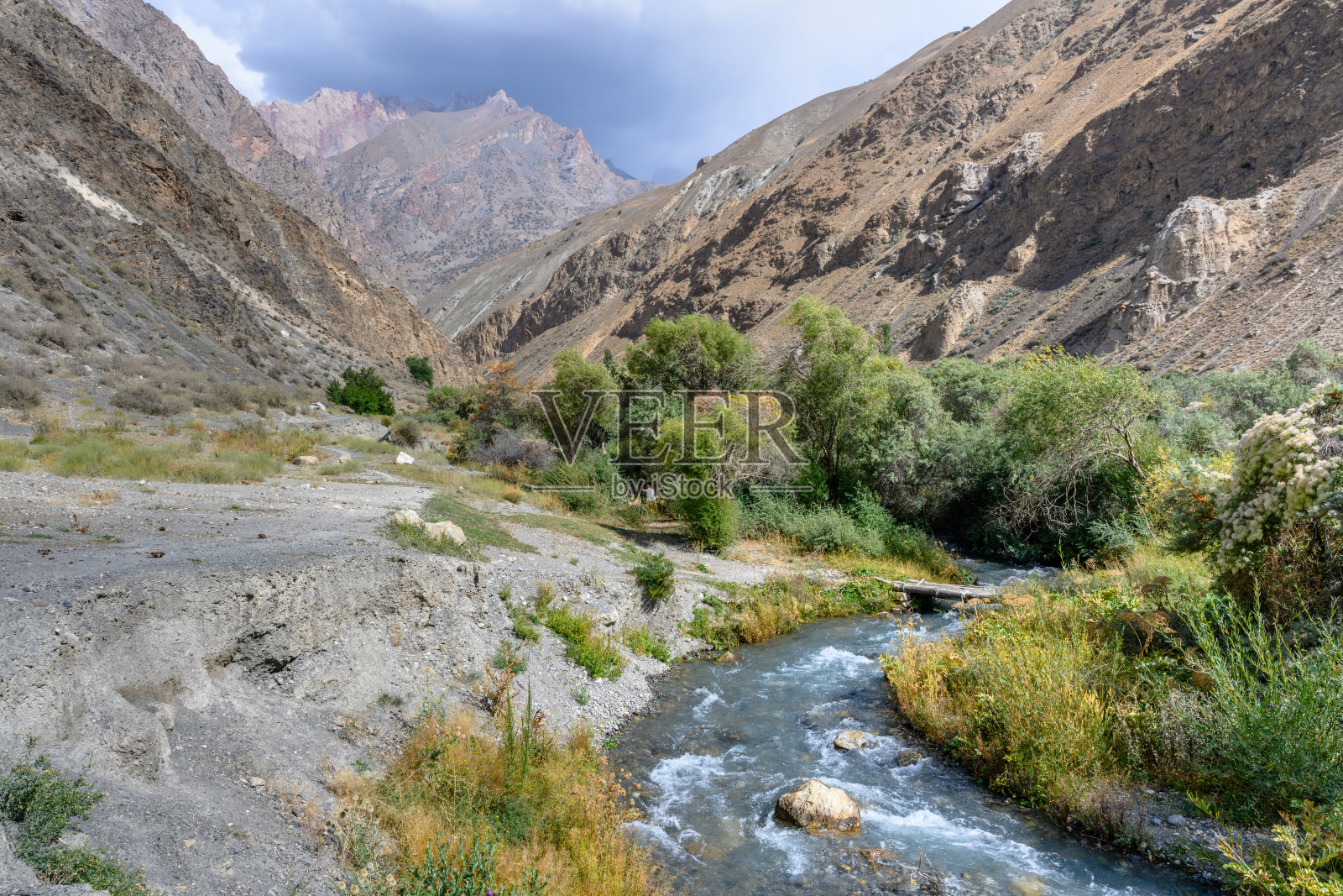 塔吉克斯坦山区的一条狂风暴雨的河流。照片摄影图片