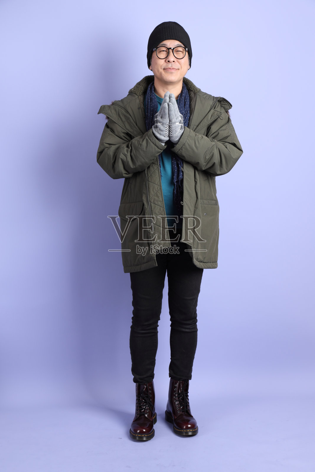 穿着冬装的成熟亚洲男人照片摄影图片