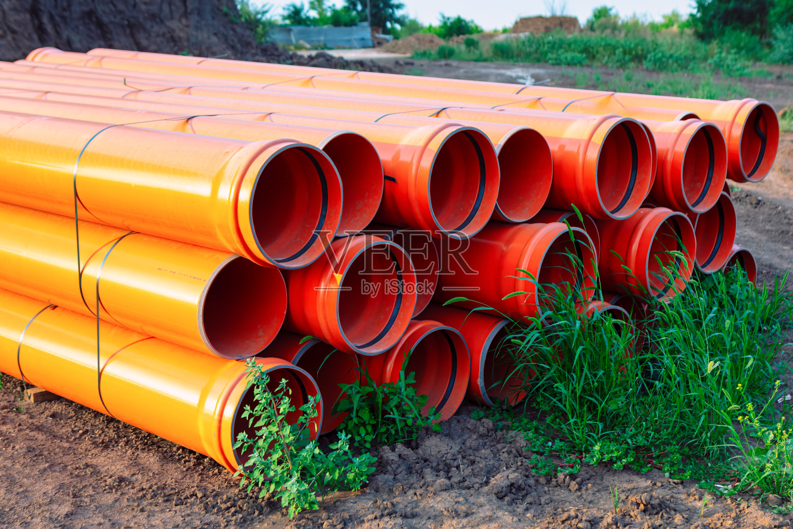 一堆橙色的管子堆叠在一起照片摄影图片