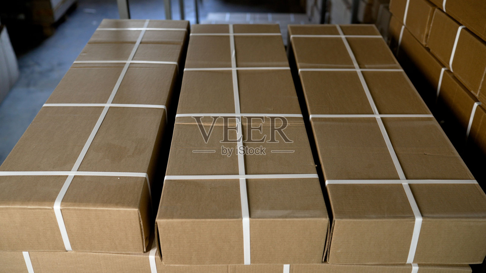 仓库工人在发货、送货服务前对箱子进行分类。发货前用纸板箱装箱。发货前的纸箱仓库。照片摄影图片
