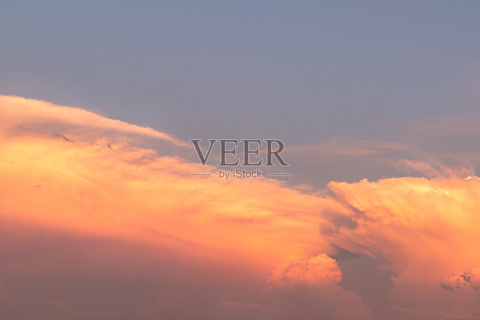 乌克兰日落天空的明亮橙色照片摄影图片