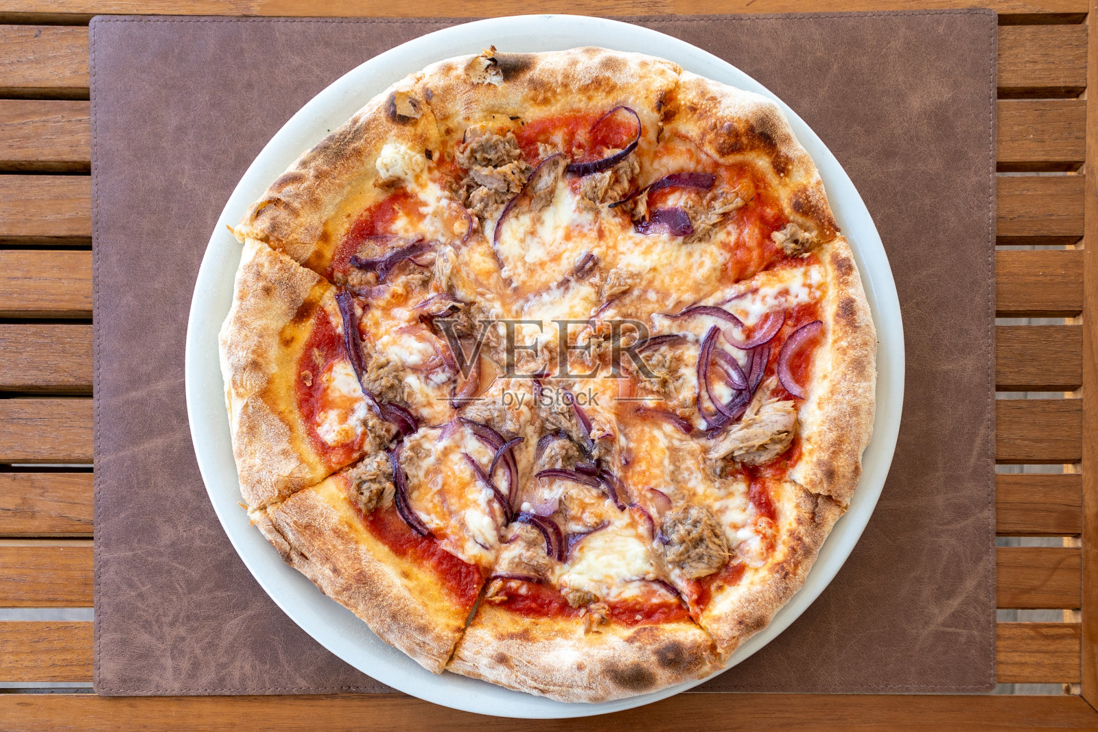 新鲜出炉的意大利金枪鱼和洋葱披萨特写特写照片摄影图片