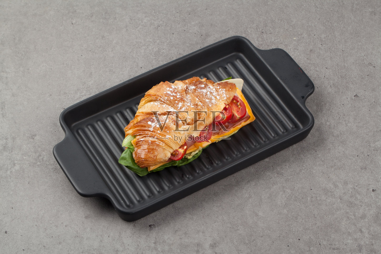 三明治是一种把肉、鸡蛋、奶酪、蔬菜等放在两片涂有黄油或蛋黄酱的薄片面包上做成的食物。照片摄影图片