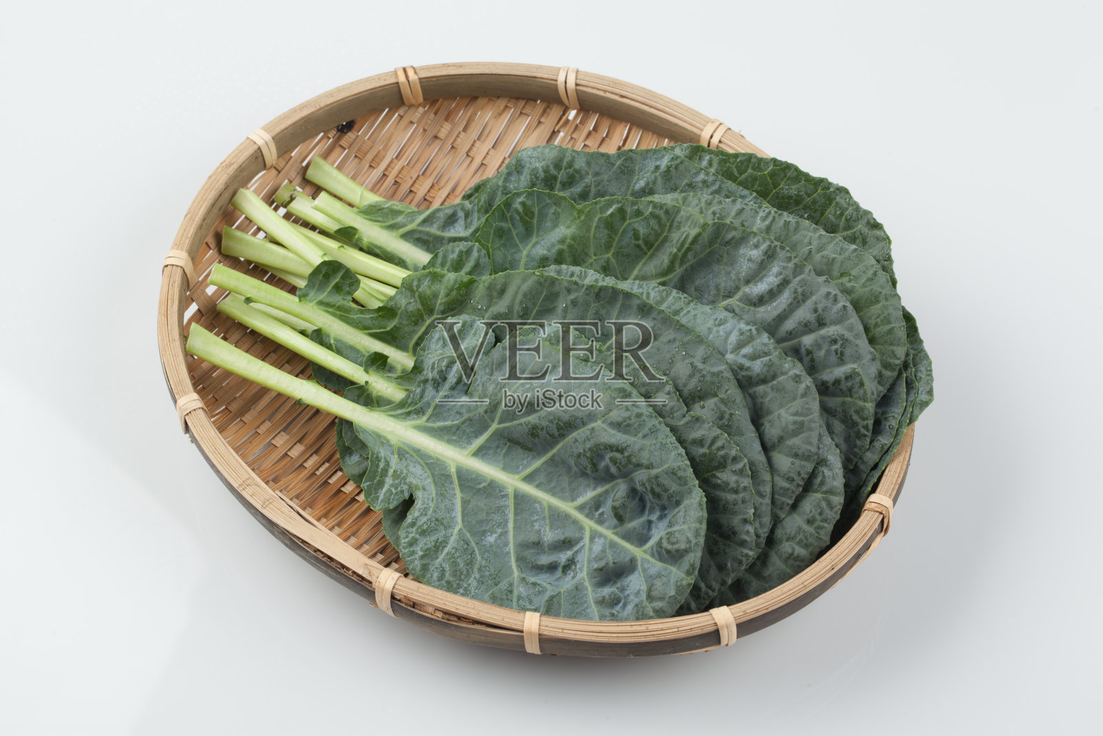 羽衣甘蓝是十字花科的一员。叶子长得又厚又皱,呈椭圆形。照片摄影图片