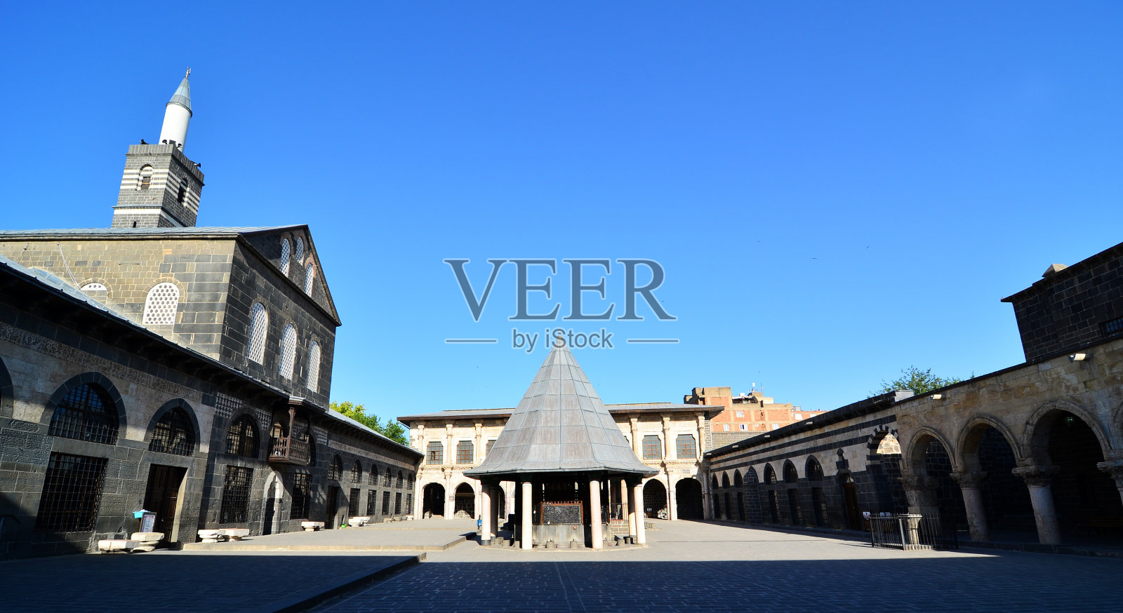 位于土耳其迪亚巴克尔的大清真寺建于1090年。照片摄影图片