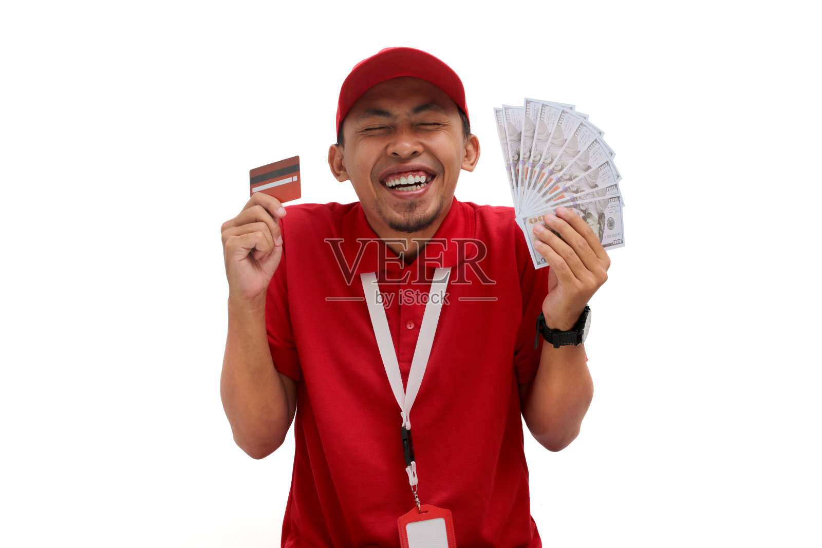 兴奋的亚洲快递员拿着信用卡照片摄影图片