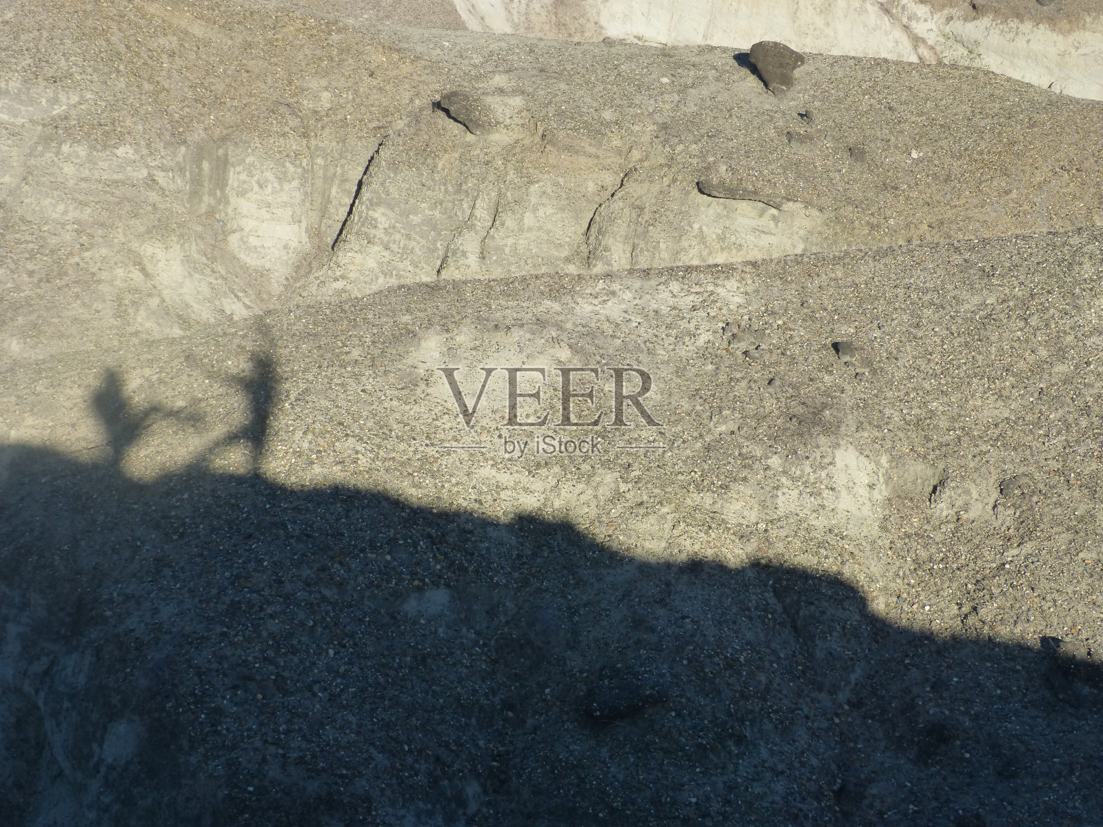 哥伦比亚塔塔科阿沙漠与纹理波纹和两个人类的影子战斗的沙子背景照片摄影图片