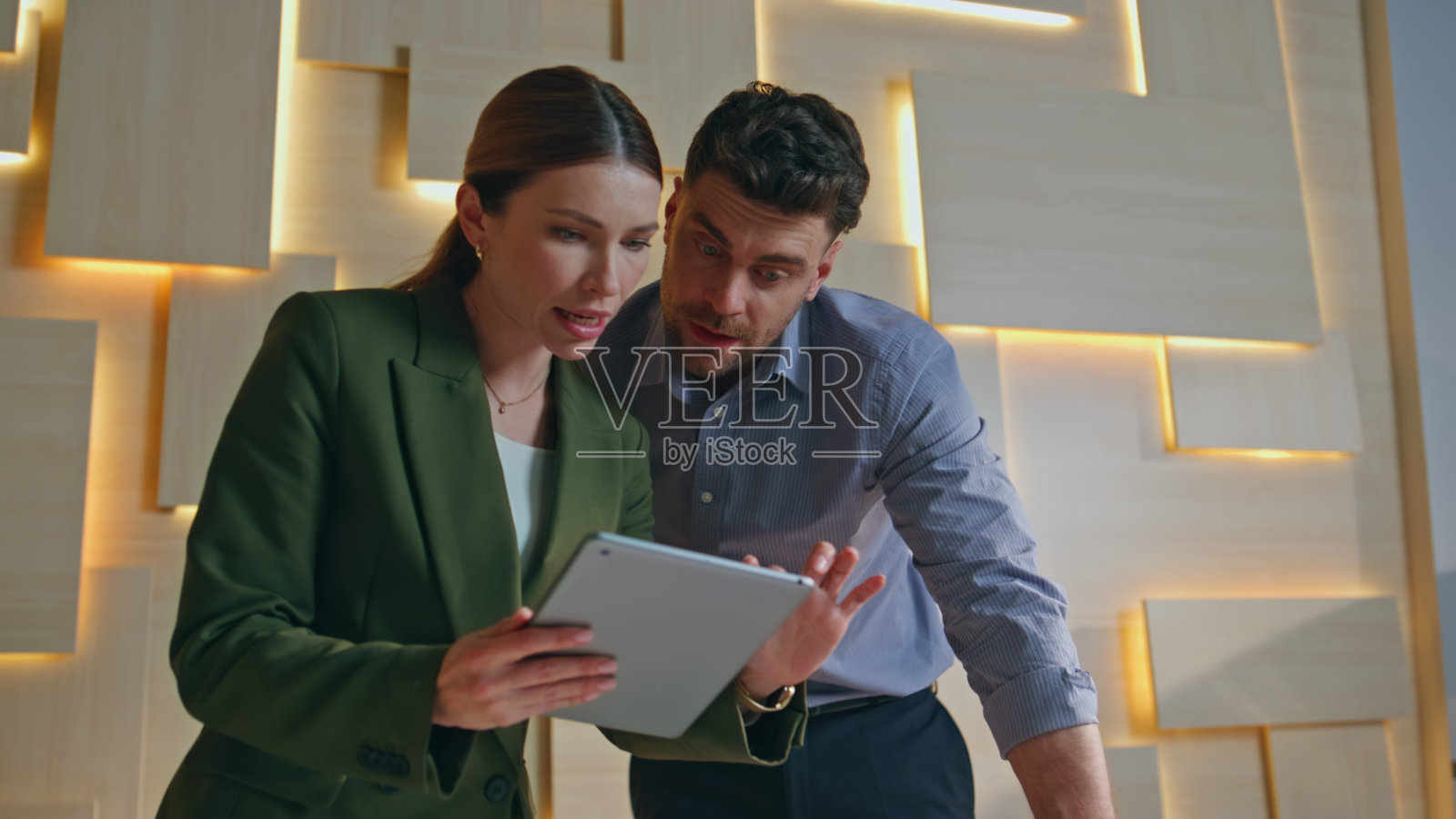 建筑专家在办公室近距离讨论规划施工对象。照片摄影图片