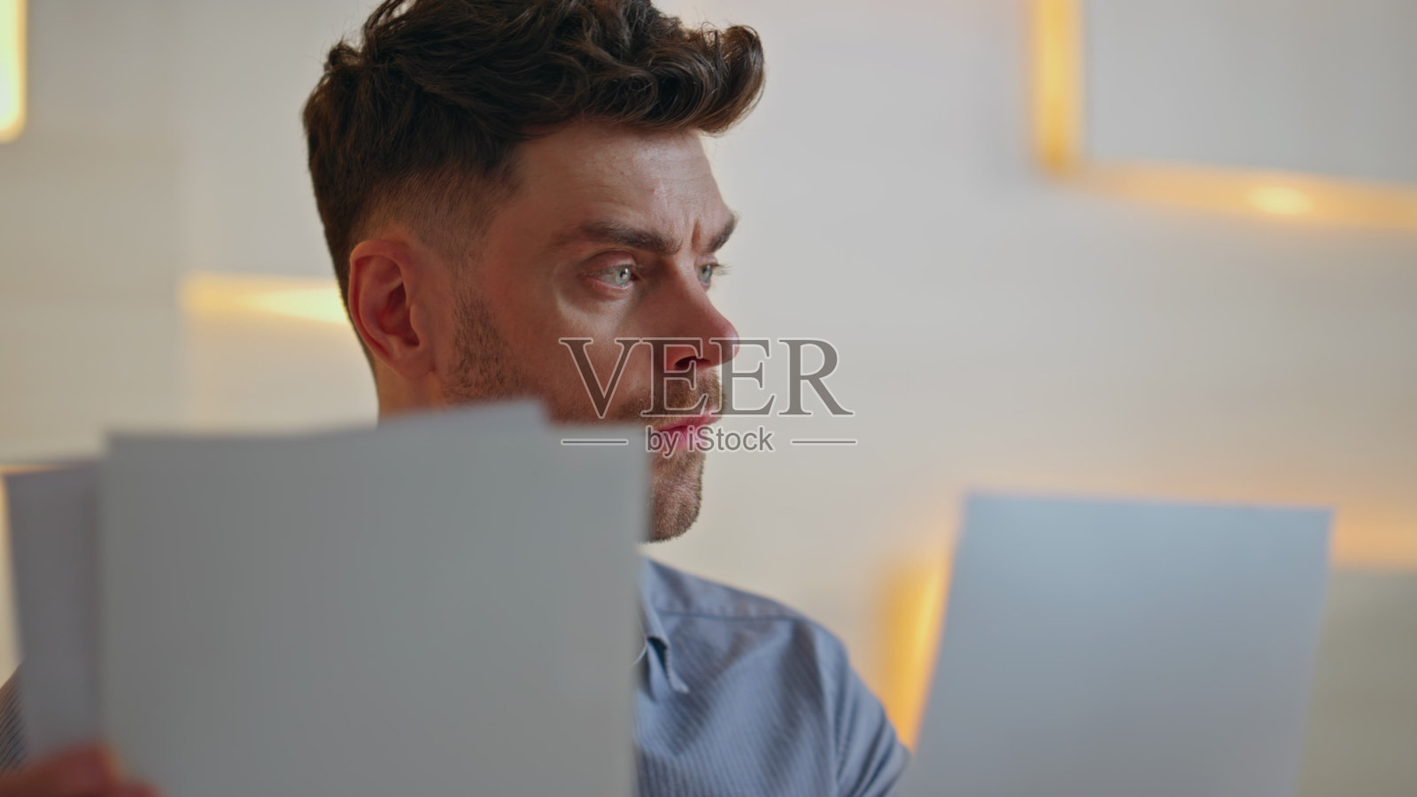 专注的企业家在办公室工作,近距离查看文件。照片摄影图片