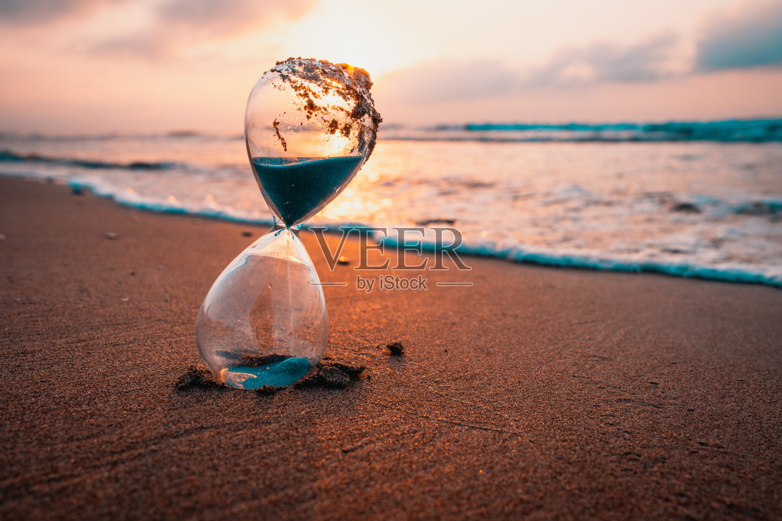 日落或日出,海边的沙漏照片摄影图片