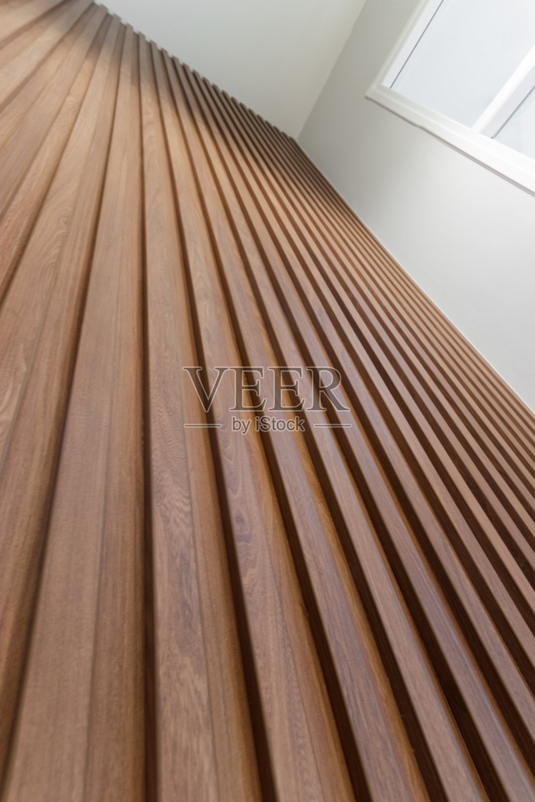 现代住宅中的装饰木墙照片摄影图片